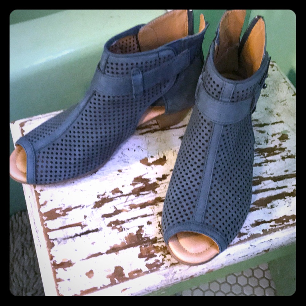Barely worn, super cute Earth shoes...size 6.5